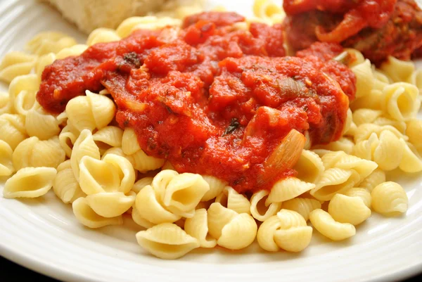 Kabuk makarna domates sos ile — Stok fotoğraf
