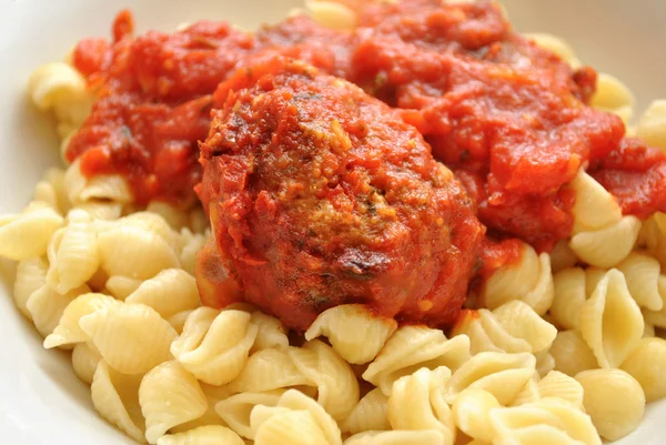 Pasta Shell con sugo di pomodoro con polpetta — Foto Stock