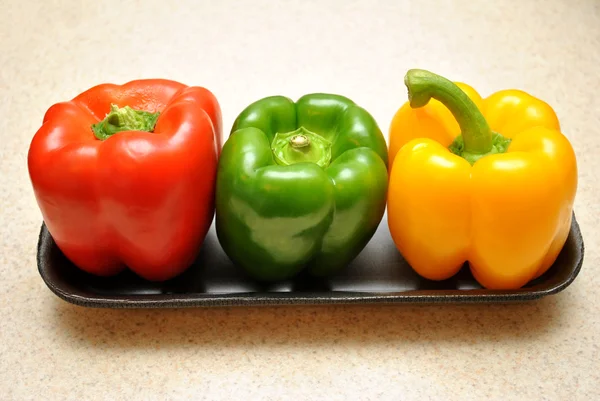 Τρεις διαφορετικές χρωματιστές πιπεριές ολόκληρο — Φωτογραφία Αρχείου