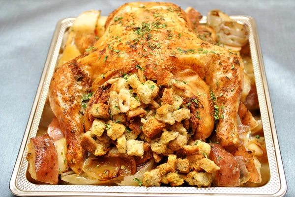 Faszerowany Kurczak pieczony z ziemniakami i cebulą — Zdjęcie stockowe