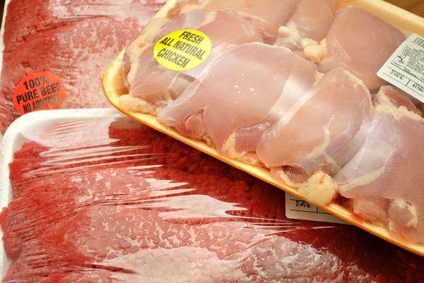 Frango e Carne de Bovino no Mercado — Fotografia de Stock