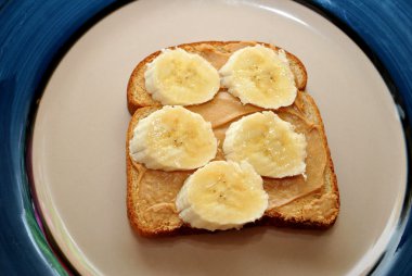 Açık Peanutbutter ve muzlu sandviç karşı karşıya