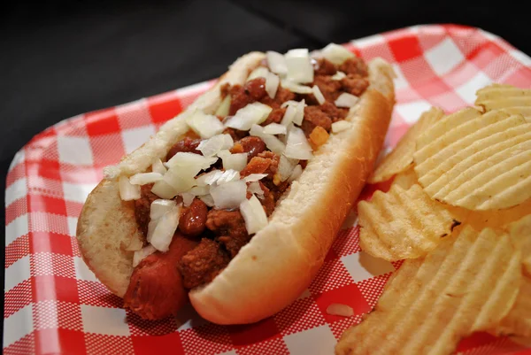 Hot e piccante Chili Dog con cipolle — Foto Stock