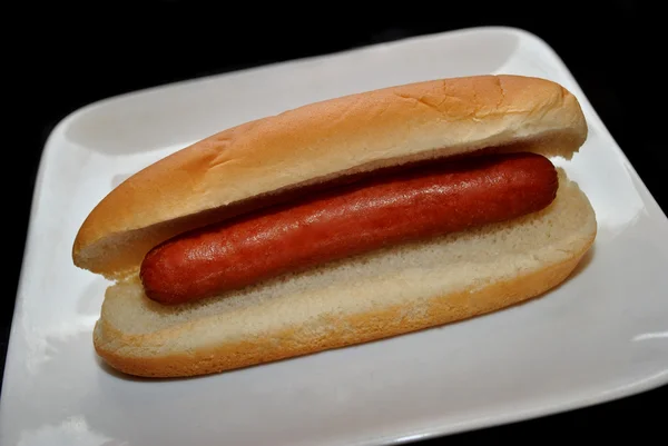 Hotdog pianura su un piatto bianco — Foto Stock