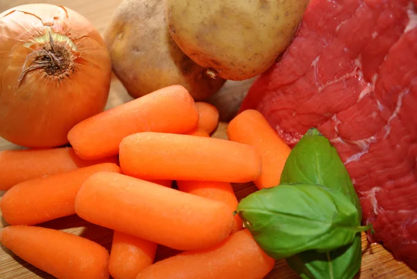 Rundvlees stoofpot ingrediënten — Stockfoto
