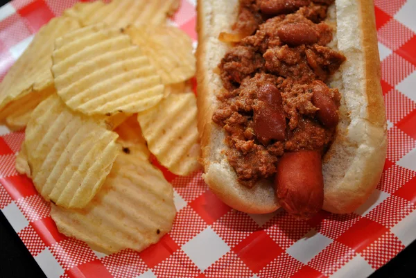 Piquenique Chili Dog com Chips — Fotografia de Stock