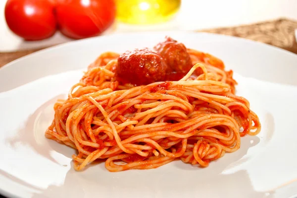 Uppkäftig Spaghetti med en köttbulle på toppen — Stockfoto