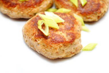 Yakın kadar olan balık köftesi ile dilimlenmiş scallions