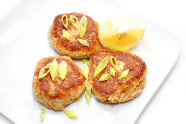Balık köftesi limon ve Scallions ile servis
