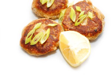 Kızarmış Balık köftesi Scallions ve limon ile