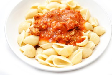 Domates Bolognese sos pişmiş makarna kabukları üzerinde