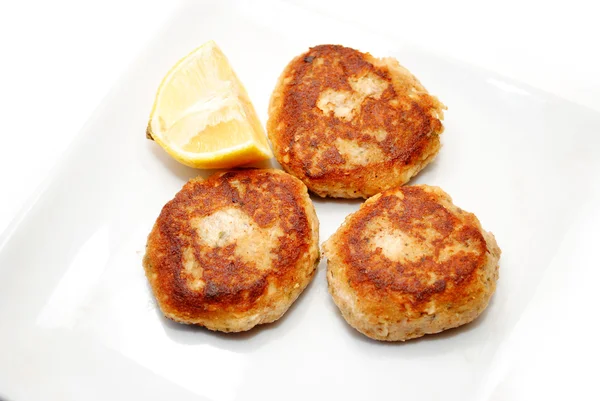 Gâteaux au saumon frit avec un coin de citron — Photo