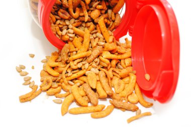 Bir kavanoz dışarı dökülmesini baharatlı Trail Mix