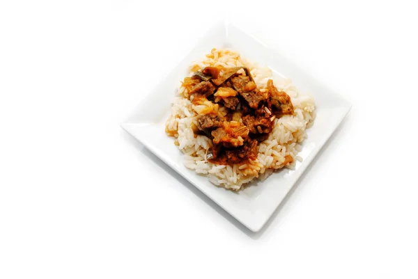 Carne de res y verduras Stir Fry Servido en una placa cuadrada blanca —  Fotos de Stock