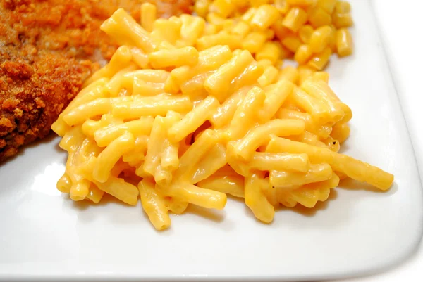 Romige Macaroni & kaas geserveerd op een plaat — Stockfoto