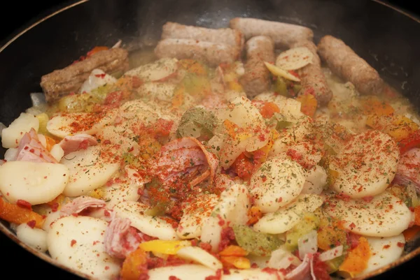Friggere le patate affettate con prosciutto e salsicce — Foto Stock