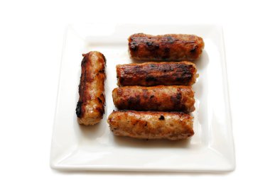 Beyaz tabakta pişmiş kahvaltı sosis