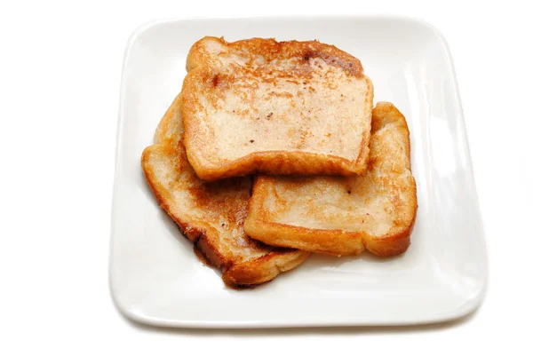 Tres rebanadas de tostadas francesas en una placa blanca — Foto de Stock