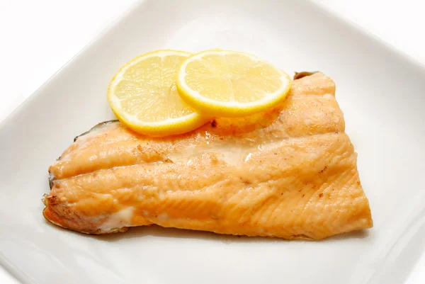 Fresh Cooked Salmon with Organic Lemon Slices — Stock Photo, Image