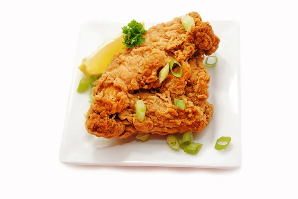 Fried Chicken Served with Lemon and Green Scallions — Stock Photo, Image