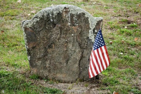 無名の頭の石の前でアメリカの国旗 — ストック写真