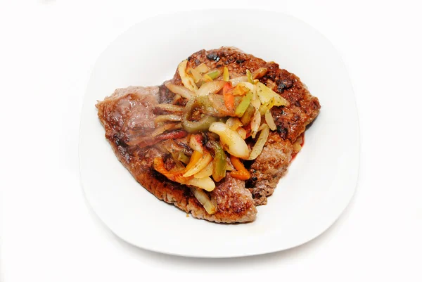 Gebratenes Steak serviert mit Zwiebeln & Paprika — Stockfoto