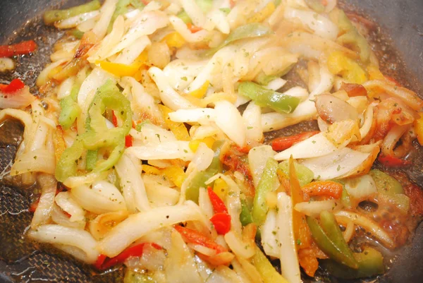 Cipolle fresche e peperoni cottura — Foto Stock