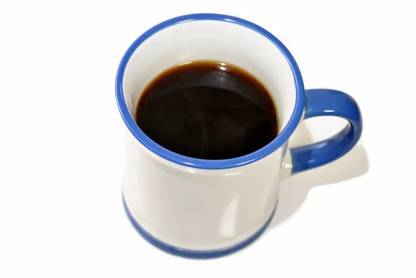 Taza azul y blanca con café negro — Foto de Stock