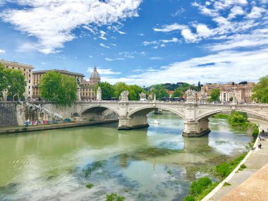 Florencia 'da. İtalya. Köprü. nehir