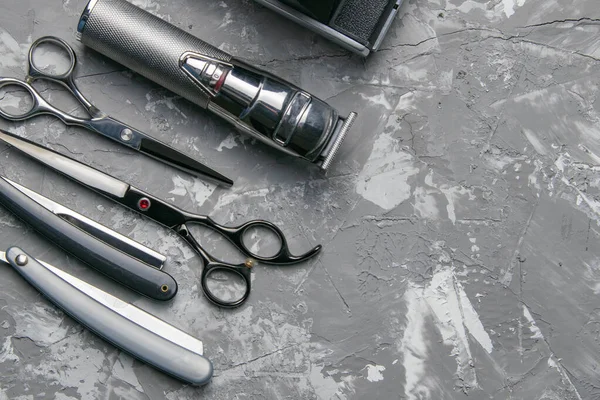 Frisör shop utrustning på svart bakgrund med plats för text. Professionella hårfrisörverktyg. Kammar, saxar, saxar och hårklippningsmaskiner — Stockfoto