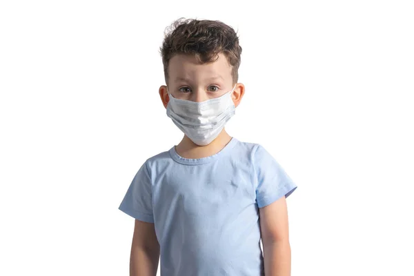 Pequeno menino branco em uma máscara médica contra coronavírus em um fundo branco. Uma criança com uma máscara de vírus e resfriados. Pandemia, epidemia, coronovírus, auto-isolamento. Materiais sobre coronovírus — Fotografia de Stock