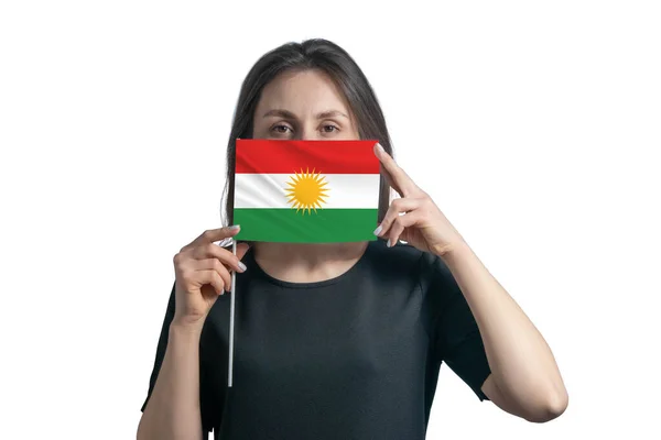 Ευτυχισμένη νεαρή λευκή γυναίκα που κρατά τη σημαία του Κουρδιστάν και καλύπτει το πρόσωπό της με αυτήν απομονωμένη σε λευκό φόντο — Φωτογραφία Αρχείου