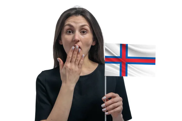 Faroe Adaları 'nın bayrağını tutan mutlu beyaz kadın ve elini beyaz bir arka planda izole bir şekilde ağzını kapatıyor. — Stok fotoğraf