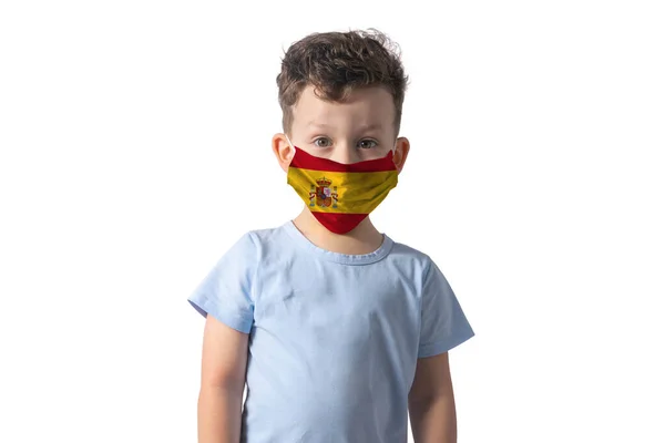 Respirator med flagga Spanien Vit pojke sätter på medicinsk ansiktsmask isolerad på vit bakgrund — Stockfoto