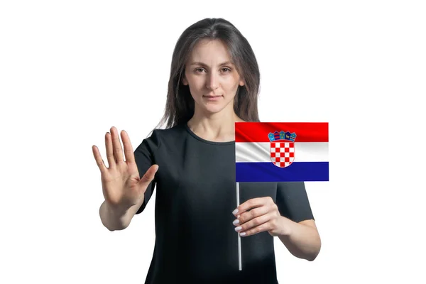 快乐的年轻白人女人举着克罗地亚国旗 严肃的脸上挂着一个白色背景的手势 — 图库照片