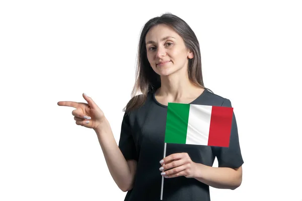 快乐的年轻白人女子举着意大利国旗 指向左边 与白色背景隔离 — 图库照片