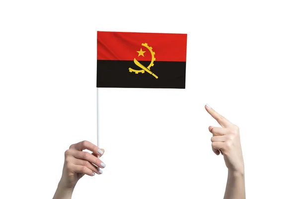 一只漂亮的女手举着一面安哥拉国旗 另一只手拿着她的手指 与白色背景隔离在一起 — 图库照片