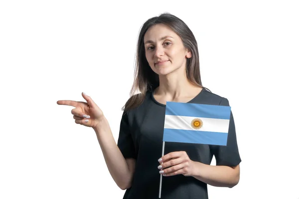 Jovem Mulher Branca Feliz Segurando Bandeira Argentina Aponta Para Esquerda — Fotografia de Stock