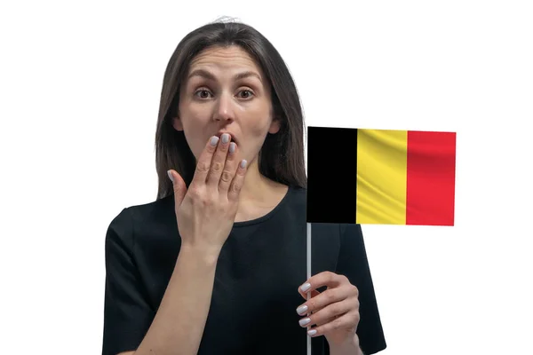 Счастливая Молодая Белая Женщина Флагом Бельгии Закрывает Рот Рукой Изолированы — стоковое фото