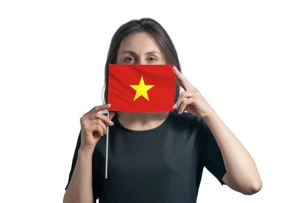 Счастливая Молодая Белая Женщина Флагом Вьетнама Покрывает Свое Лицо Ним — стоковое фото