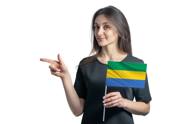 Gelukkige Jonge Blanke Vrouw Met Vlag Gabon Wijst Naar Links — Stockfoto