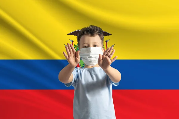 Niño Blanco Con Una Máscara Protectora Fondo Bandera Ecuador Hace — Foto de Stock