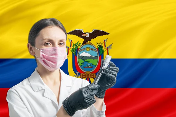 女医生在厄瓜多尔国旗的背景下准备接种疫苗 疫苗接种概念厄瓜多尔 — 图库照片