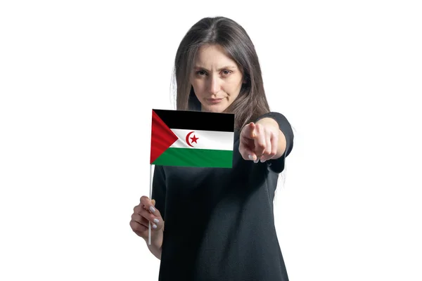 Lycklig Ung Vit Kvinna Som Håller Flaggan Västsahara Och Pekar — Stockfoto