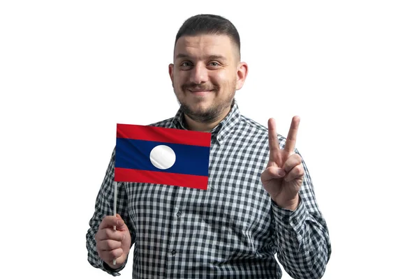 Blanke Man Met Een Vlag Van Laos Toont Twee Vingers — Stockfoto