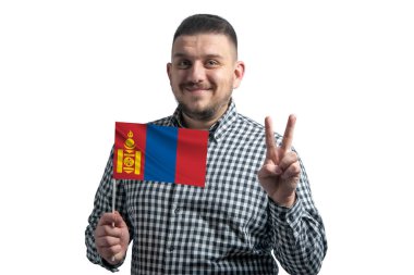 Elinde Moğolistan bayrağı olan beyaz bir adam beyaz arka planda iki parmak gösteriyor..