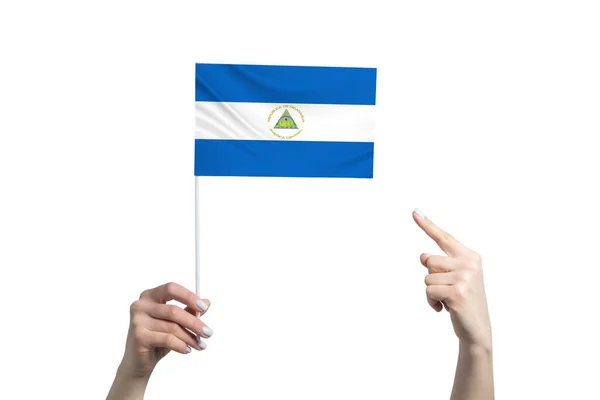 Ένα Όμορφο Γυναικείο Χέρι Κρατά Μια Σημαία Της Νικαράγουας Στην — Φωτογραφία Αρχείου