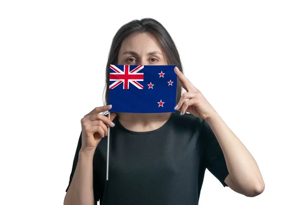 Feliz Joven Mujer Blanca Sosteniendo Bandera Nueva Zelanda Cubre Cara —  Fotos de Stock