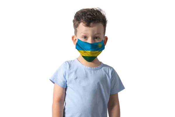 Respirator Flagą Rwandy Biały Chłopiec Zakłada Maskę Medyczną Białym Tle — Zdjęcie stockowe