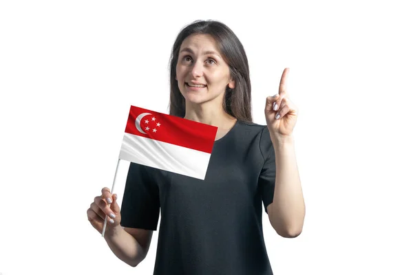Šťastná Mladá Bílá Žena Drží Vlajku Singapuru Ukazuje Palce Nahoru — Stock fotografie